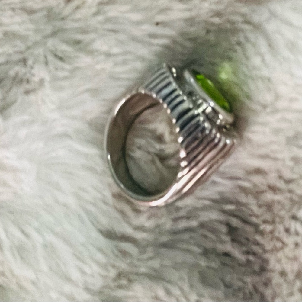 Elegant Silver and Green Women's Ring